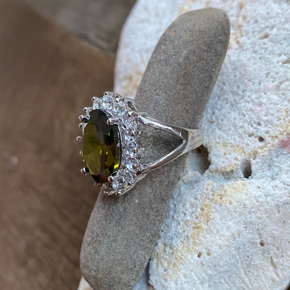 Beautiful costume cocktail ring 💚 - Picture 4 of 5